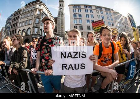 München, Bayern, Deutschland. 28 Apr, 2018. Eine Gruppe von Gegendemonstranten mit einem Schild, das übersetzt "Nazis raus". Pegida Gründer zurück nach München für eine Wiederholung des letzten Monat März durch eine der am meisten befahrenen Teile der Stadt. Im letzten Monat, nur wenige Stunden nach Bachmanns Aussehen in München, war er an Faro Flughafen festgenommen. Credit: Sachelle Babbar/ZUMA Draht/Alamy leben Nachrichten Stockfoto