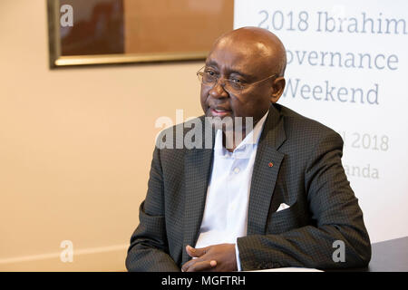 Kigali, Ruanda. 28 Apr, 2018. Ruandische Wirtschaftswissenschaftler Donald Kaberuka erhält ein exklusives Interview mit Xinhua in Kigali, der Hauptstadt Ruandas, am 28. April 2018. China-afrika-Beziehungen über das Ende der Armut in Afrika errichten sollte, noch große Armut Herausforderungen, ruandischen Wirtschaftswissenschaftler Donald Kaberuka Xinhua erklärt in einem Interview am Samstag. Credit: Gabriel Dusabe/Xinhua/Alamy leben Nachrichten Stockfoto