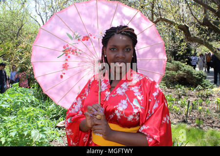 New York, New York, USA. 28 Apr, 2018. Sakura Matsuri Cherry Blossom Festival @ Brooklyn Botanic Gardens. 37Th jährliche Cherry Blossom Festival. Sakura Matsuri bietet über 60 Veranstaltungen und Aufführungen, die traditionelle und moderne japanische Kultur zu feiern. Das Festival feiert die japanischen kulturellen Tradition genießen jeden Augenblick der Kirschblüte Saison. Quelle: Bruce Cotler/Kugel Fotos/ZUMA Draht/Alamy leben Nachrichten Stockfoto