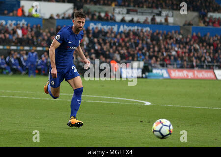 Swansea, Großbritannien. . 28 Apr, 2018. Gary Cahill von Chelsea in Aktion. Premier League match, Swansea City v Chelsea in der Liberty Stadium in Swansea, Südwales am Samstag, 28. April 2018. Dieses Bild dürfen nur für redaktionelle Zwecke verwendet werden. Nur die redaktionelle Nutzung, eine Lizenz für die gewerbliche Nutzung erforderlich. Keine Verwendung in Wetten, Spiele oder einer einzelnen Verein/Liga/player Publikationen. pic von Andrew Obstgarten/Andrew Orchard sport Fotografie/Alamy Live news Credit: Andrew Orchard sport Fotografie/Alamy leben Nachrichten Stockfoto