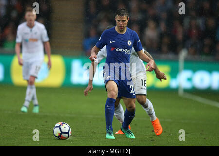 Swansea, Großbritannien. . 28 Apr, 2018. Cesar Azpilicueta von Chelsea in Aktion. Premier League match, Swansea City v Chelsea in der Liberty Stadium in Swansea, Südwales am Samstag, 28. April 2018. Dieses Bild dürfen nur für redaktionelle Zwecke verwendet werden. Nur die redaktionelle Nutzung, eine Lizenz für die gewerbliche Nutzung erforderlich. Keine Verwendung in Wetten, Spiele oder einer einzelnen Verein/Liga/player Publikationen. pic von Andrew Obstgarten/Andrew Orchard sport Fotografie/Alamy Live news Credit: Andrew Orchard sport Fotografie/Alamy leben Nachrichten Stockfoto