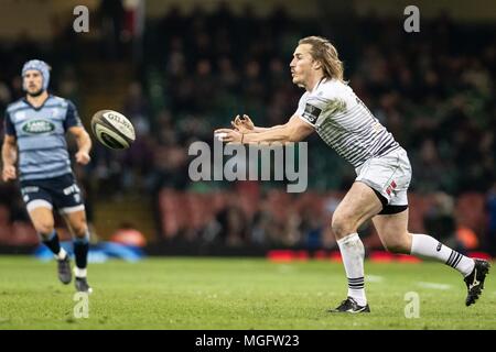 Cardiff, Großbritannien. 28. April 2018. Fischadler" Jeff Hassler übergibt die Kugel heraus. Guinness Pro 14 Rugby-Spiel, Cardiff Blues v Fischadler, zwei der Tag des Gerichts an das Fürstentum Stadium in Cardiff, South Wales am Samstag, 28. April 2018. pic von Simon Latham, Andrew Orchard sport Fotografie/Alamy leben Nachrichten. Stockfoto