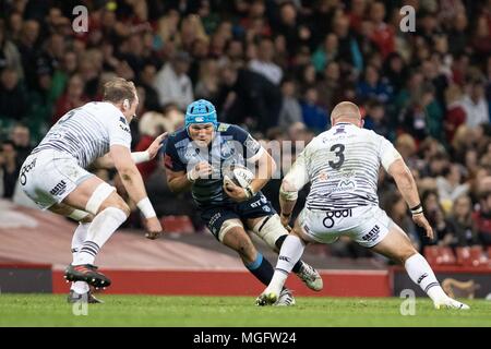 Cardiff, Großbritannien. 28. April 2018. Cardiff Blues' Olly Robinson übernimmt Cardiff, Großbritannien. 28. April 2018. Fischadler" Alun Wyn Jones (l) und Cardiff, Großbritannien. 28. April 2018. Fischadler" Dimitri Arhip (r) Guinness Pro 14 Rugby-Spiel, Cardiff Blues v Fischadler, zwei der Tag des Gerichts an das Fürstentum Stadium in Cardiff, South Wales am Samstag, 28. April 2018. pic von Simon Latham, Andrew Orchard sport Fotografie/Alamy leben Nachrichten Stockfoto