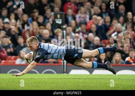 Cardiff, Großbritannien. 28. April 2018. Cardiff Blues' Gareth Anscombe Kerben seine Seiten zuerst versuchen. Guinness Pro 14 Rugby-Spiel, Cardiff Blues v Fischadler, zwei der Tag des Gerichts an das Fürstentum Stadium in Cardiff, South Wales am Samstag, 28. April 2018. pic von Simon Latham, Andrew Orchard sport Fotografie/Alamy leben Nachrichten Stockfoto