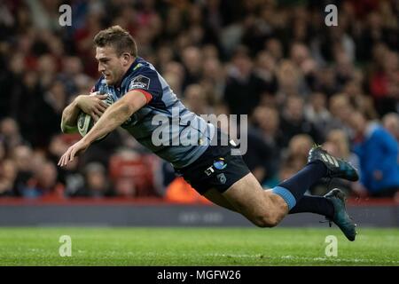 Cardiff, Großbritannien. 28. April 2018. Cardiff Blues'Garyn Smith Kerben seine Seiten zweite versuchen. Guinness Pro 14 Rugby-Spiel, Cardiff Blues v Fischadler, zwei der Tag des Gerichts an das Fürstentum Stadium in Cardiff, South Wales am Samstag, 28. April 2018. pic von Simon Latham, Andrew Orchard sport Fotografie/Alamy leben Nachrichten Stockfoto