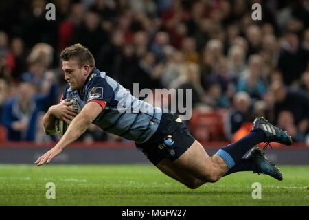 Cardiff, Großbritannien. 28. April 2018. Cardiff Blues'Garyn Smith Kerben seine Seiten zweite versuchen. Guinness Pro 14 Rugby-Spiel, Cardiff Blues v Fischadler, zwei der Tag des Gerichts an das Fürstentum Stadium in Cardiff, South Wales am Samstag, 28. April 2018. pic von Simon Latham, Andrew Orchard sport Fotografie/Alamy leben Nachrichten Stockfoto