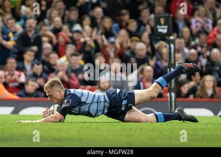 Cardiff, Großbritannien. 28. April 2018. Cardiff Blues' Gareth Anscombe Kerben seine Seiten zuerst versuchen. Guinness Pro 14 Rugby-Spiel, Cardiff Blues v Fischadler, zwei der Tag des Gerichts an das Fürstentum Stadium in Cardiff, South Wales am Samstag, 28. April 2018. pic von Simon Latham, Andrew Orchard sport Fotografie/Alamy leben Nachrichten Stockfoto