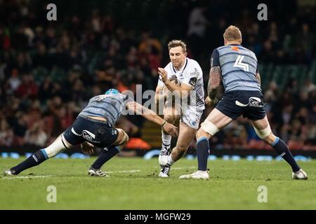 Cardiff, Großbritannien. 28. April 2018. Fischadler" Ashley Beck sieht eine Lücke zwischen Cardiff, Großbritannien. 28. April 2018. Cardiff Blues' Olly Robinson (l) und Cardiff, Großbritannien. 28. April 2018. Cardiff Blues' Damian Welch ¨. Guinness Pro 14 Rugby-Spiel, Cardiff Blues v Fischadler, zwei der Tag des Gerichts an das Fürstentum Stadium in Cardiff, South Wales am Samstag, 28. April 2018. pic von Simon Latham, Andrew Orchard sport Fotografie/Alamy leben Nachrichten Stockfoto