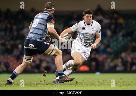 Cardiff, Großbritannien. 28. April 2018. Fischadler 'Owen Watkin (r) in Cardiff, Großbritannien. 28. April 2018. Cardiff Blues' Josh Turnbull auf der Außenseite. Guinness Pro 14 Rugby-Spiel, Cardiff Blues v Fischadler, zwei der Tag des Gerichts an das Fürstentum Stadium in Cardiff, South Wales am Samstag, 28. April 2018. pic von Simon Latham, Andrew Orchard sport Fotografie/Alamy leben Nachrichten Stockfoto