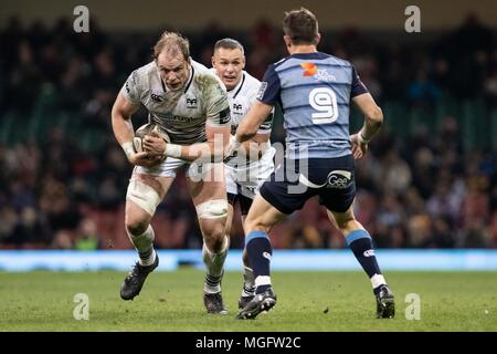 Cardiff, Großbritannien. 28. April 2018. Fischadler" Alun Wyn Jones Gebühren in Cardiff, Großbritannien. 28. April 2018. Cardiff Blues' Lloyd Williams. Guinness Pro 14 Rugby-Spiel, Cardiff Blues v Fischadler, zwei der Tag des Gerichts an das Fürstentum Stadium in Cardiff, South Wales am Samstag, 28. April 2018. pic von Simon Latham, Andrew Orchard sport Fotografie/Alamy leben Nachrichten Stockfoto