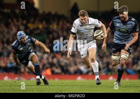 Cardiff, Großbritannien. 28. April 2018. Fischadler' Dan Biggar läuft durch Cardiff, Großbritannien. 28. April 2018. Cardiff Blues' Matthew Morgan (l) und Cardiff, Großbritannien. 28. April 2018. Cardiff Blues' James (r) und läuft in für einen Versuch. Guinness Pro 14 Rugby-Spiel, Cardiff Blues v Fischadler, zwei der Tag des Gerichts an das Fürstentum Stadium in Cardiff, South Wales am Samstag, 28. April 2018. pic von Simon Latham, Andrew Orchard sport Fotografie/Alamy leben Nachrichten Stockfoto