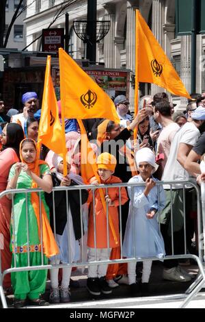 Madison Avenue, New York, USA, 28. April, 2018 - Tausende von Sikhs und ihre Familien feiern Sikh Parade, die heute in der Madison Avenue in New York City. Die Parade Feiern der Sikh Religion, über 500 Jahr gehen in Punjab gestartet. Foto: Luiz Rampelotto/EuropaNewswire | Verwendung weltweit Stockfoto