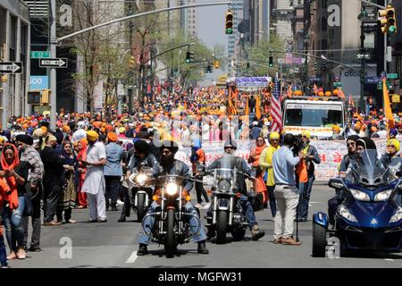 Madison Avenue, New York, USA, 28. April, 2018 - Tausende von Sikhs und ihre Familien feiern Sikh Parade, die heute in der Madison Avenue in New York City. Die Parade Feiern der Sikh Religion, über 500 Jahr gehen in Punjab gestartet. Foto: Luiz Rampelotto/EuropaNewswire | Verwendung weltweit Stockfoto