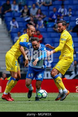 Barcelona, Spanien. 28 Apr, 2018. Die RCD Espanyol Sergio Garcia (C) konkurriert während der spanischen Liga Match zwischen RCD Espanyol und Las Palmas in Barcelona, Spanien, am 28. April 2018. Das Spiel endete 1-1. Credit: Joan Gosa/Xinhua/Alamy leben Nachrichten Stockfoto