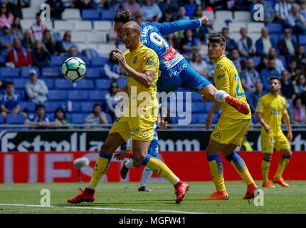 Barcelona, Spanien. 28 Apr, 2018. Die RCD Espanyol Sergio Garcia (C) konkurriert während der spanischen Liga Match zwischen RCD Espanyol und Las Palmas in Barcelona, Spanien, am 28. April 2018. Das Spiel endete 1-1. Credit: Joan Gosa/Xinhua/Alamy leben Nachrichten Stockfoto