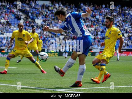 Barcelona, Spanien. 28 Apr, 2018. Die RCD Espanyol Gerard Moreno (2. R) konkurriert während der spanischen Liga Match zwischen RCD Espanyol und Las Palmas in Barcelona, Spanien, am 28. April 2018. Das Spiel endete 1-1. Credit: Joan Gosa/Xinhua/Alamy leben Nachrichten Stockfoto