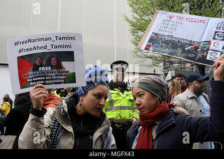 Manchester, Großbritannien. 28. April 2018. Zwei junge Frauen, Mitglieder von Manchester Palästina Solidarität Kampagne protest Zeichen, während ein Polizist schaut, wie Sie streikposten Barclays Bank in der Stadt in der Solidarität für die Sache der Palästinenser und die große Rückkehr März in Palästina. Die Demonstranten protestierten für die Rechte des Volkes von Gaza und gegen die britische Banken Investitionen in die Israelische Waffenhandel und für die Tötungen und Verhaftungen durch die israelischen Streitkräfte von unbewaffneten palästinensischen Demonstranten. Credit: SOPA Images Limited/Alamy leben Nachrichten Stockfoto