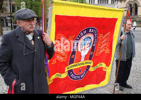 Manchester, Großbritannien. 28. April 2018. Mitglieder der North West, Britische Internationale Brigade Zweig zeigen ihre Unterstützung und Solidarität mit einem Banner auf der Internationalen Arbeiter Memorial Day Rally im Stadtzentrum von Manchester. Diesem Tag (28. April) jedes Jahr erinnert an alle Arbeiter getötet, verletzt oder krank durch Arbeit gemacht. Credit: SOPA Images Limited/Alamy leben Nachrichten Stockfoto
