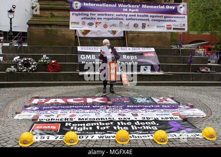 Manchester, Lancashire, UK. 28 Apr, 2018. Ein Verwandter eines verstorbenen britischen Bauarbeiter liest seine Geschichte an der Internationalen Arbeiter Memoriial Tag Rallye im Stadtzentrum von Manchester. Diesem Tag (28. April) jedes Jahr erinnert an alle Arbeiter getötet, verletzt oder durch Arbeit krank gemacht. Credit: Andrew Mccoy/SOPA Images/ZUMA Draht/Alamy leben Nachrichten Stockfoto