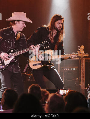 San Juan Capistrano, Ca, USA. 26 Apr, 2018. 1. Stop auf der offiziellen Reckless Tour, 2018 Die Kiefer Sutherland Band spielt im Coach House in San Juan Capistrano, Ca. Kiefer William Frederick Dempsey George Rufus Sutherland ist ein kanadischer Schauspieler, Produzent, Regisseur, und Singer/Songwriter. Er ist am besten für seine Darstellung des Jack Bauer auf dem Fox drama Serie 24 (2001''""" 2010, 2014), für den er einen Emmy Award, Golden Globe Award, zwei Screen Actors Guild Awards, und zwei Auszeichnungen bekannt. Credit: Dave Safley/ZUMA Draht/Alamy leben Nachrichten Stockfoto