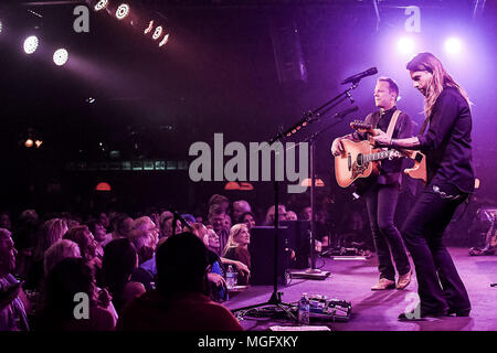 San Juan Capistrano, Ca, USA. 26 Apr, 2018. 1. Stop auf der offiziellen Reckless Tour, 2018 Die Kiefer Sutherland Band spielt im Coach House in San Juan Capistrano, Ca. Kiefer William Frederick Dempsey George Rufus Sutherland ist ein kanadischer Schauspieler, Produzent, Regisseur, und Singer/Songwriter. Er ist am besten für seine Darstellung des Jack Bauer auf dem Fox drama Serie 24 (2001''""" 2010, 2014), für den er einen Emmy Award, Golden Globe Award, zwei Screen Actors Guild Awards, und zwei Auszeichnungen bekannt. Credit: Dave Safley/ZUMA Draht/Alamy leben Nachrichten Stockfoto