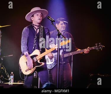 San Juan Capistrano, Ca, USA. 26 Apr, 2018. 1. Stop auf der offiziellen Reckless Tour, 2018 Die Kiefer Sutherland Band spielt im Coach House in San Juan Capistrano, Ca. Kiefer William Frederick Dempsey George Rufus Sutherland ist ein kanadischer Schauspieler, Produzent, Regisseur, und Singer/Songwriter. Er ist am besten für seine Darstellung des Jack Bauer auf dem Fox drama Serie 24 (2001''""" 2010, 2014), für den er einen Emmy Award, Golden Globe Award, zwei Screen Actors Guild Awards, und zwei Auszeichnungen bekannt. Credit: Dave Safley/ZUMA Draht/Alamy leben Nachrichten Stockfoto