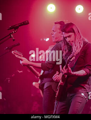 San Juan Capistrano, Ca, USA. 26 Apr, 2018. 1. Stop auf der offiziellen Reckless Tour, 2018 Die Kiefer Sutherland Band spielt im Coach House in San Juan Capistrano, Ca. Kiefer William Frederick Dempsey George Rufus Sutherland ist ein kanadischer Schauspieler, Produzent, Regisseur, und Singer/Songwriter. Er ist am besten für seine Darstellung des Jack Bauer auf dem Fox drama Serie 24 (2001''""" 2010, 2014), für den er einen Emmy Award, Golden Globe Award, zwei Screen Actors Guild Awards, und zwei Auszeichnungen bekannt. Credit: Dave Safley/ZUMA Draht/Alamy leben Nachrichten Stockfoto