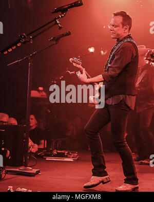 San Juan Capistrano, Ca, USA. 26 Apr, 2018. 1. Stop auf der offiziellen Reckless Tour, 2018 Die Kiefer Sutherland Band spielt im Coach House in San Juan Capistrano, Ca. Kiefer William Frederick Dempsey George Rufus Sutherland ist ein kanadischer Schauspieler, Produzent, Regisseur, und Singer/Songwriter. Er ist am besten für seine Darstellung des Jack Bauer auf dem Fox drama Serie 24 (2001''""" 2010, 2014), für den er einen Emmy Award, Golden Globe Award, zwei Screen Actors Guild Awards, und zwei Auszeichnungen bekannt. Credit: Dave Safley/ZUMA Draht/Alamy leben Nachrichten Stockfoto