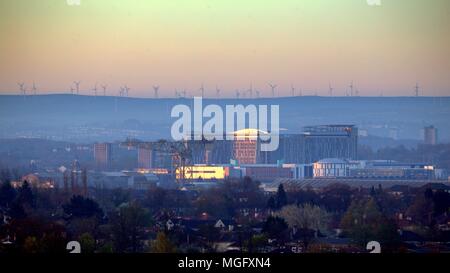 Glasgow, Schottland, UK, 29. April. UK Wetter: Am frühen Morgen die Sonne färbt den Himmel mit dem Versprechen auf einen sonnigen Tag und die Morgenröte spiegelt auf der östlichen Seite der Govan Queen Elizabeth University Hospital, das Clyde titan Schiffbau Kran in Scotstoun und der Windpark Whitelee 10 Meilen entfernt auf dem Hügel südlich der Stadt. Gerard Fähre / Alamy news Credit: Gerard Fähre / alamy Leben Nachrichten Stockfoto