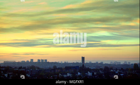 Glasgow, Schottland, UK, 29. April. UK Wetter: Am frühen Morgen die Sonne färbt den Himmel mit dem Versprechen auf einen sonnigen Tag und die Dämmerung über die Türme des Stadtgebiets und die höchsten Gebäude der Turm Anniesland Gericht im Westen der Stadt. Gerard Fähre / Alamy news Credit: Gerard Fähre / alamy Leben Nachrichten Stockfoto