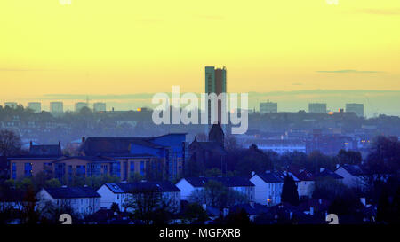 Glasgow, Schottland, UK, 29. April. UK Wetter: Am frühen Morgen die Sonne färbt den Himmel mit dem Versprechen auf einen sonnigen Tag und die morgenröte von Great Western Road in knightswood auf die Türme des Stadtgebiets und die höchsten Gebäude der Turm Anniesland Gericht im Westen der Stadt. Gerard Fähre / Alamy news Credit: Gerard Fähre / alamy Leben Nachrichten Stockfoto