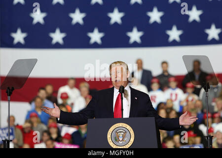 Michigan, USA. 28 Apr, 2018. Präsident Donald Trump Adressen seine Anhänger während einer Wahlkampfveranstaltung in Washingtown Township, Michigan. Credit: SOPA Images Limited/Alamy leben Nachrichten Stockfoto