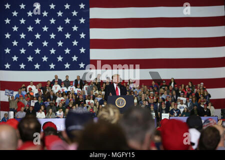 Michigan, USA. 28 Apr, 2018. Präsident Donald Trump Adressen seine Anhänger während einer Wahlkampfveranstaltung in Washingtown Township, Michigan. Credit: SOPA Images Limited/Alamy leben Nachrichten Stockfoto