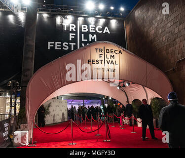 New York, USA, 28. April 2018. Roter Teppich für die vierte Estate Weltpremiere auf der Nacht des Tribeca Film Festival 2018 in New York City. Foto von Enrique Ufer/Alamy leben Nachrichten Stockfoto