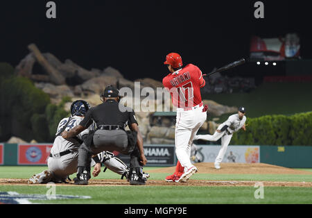 Kalifornien, USA. 27. April 2018. Shohei Ohtani Fledermäuse im 5. Inning während der Major League Baseball Spiel gegen die New York Yankees im Angel Stadium in Anaheim, Kalifornien, USA, 27. April 2018. Quelle: LBA/Alamy leben Nachrichten Stockfoto