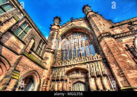 Stadt Chester, England. Künstlerische Ansicht des Westens vor dem Eingang zum historischen Chester Cathedral, bei St. Werburgh Street. Stockfoto