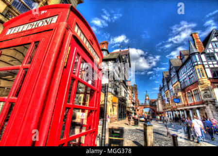 Stadt Chester, England. Künstlerische Sicht auf eine rote Telefonzelle auf Chester Eastgate Street. Stockfoto