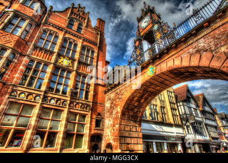 Stadt Chester, England. Künstlerische Ansicht des John Douglas konzipiert Eastgate Clock, der sich an der Oberseite des Eastgate Abschnitt der Stadtmauer. Stockfoto