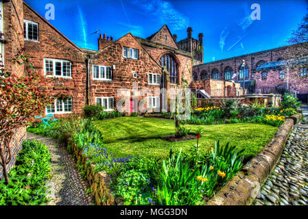 Stadt Chester, England. Malerische Frühling Blick auf zwei Hütten in Chester's Abbey Square, mit Chester Kathedrale im Hintergrund. Stockfoto