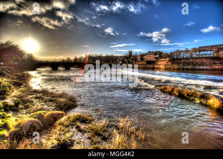 Stadt Chester, England. Künstlerische Ansicht von Chester der mittelalterlichen Brücke über den Fluss Dee Dee. Stockfoto