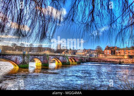 Stadt Chester, England. Künstlerische Ansicht von Chester der mittelalterlichen Brücke über den Fluss Dee Dee. Stockfoto