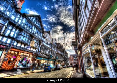 Stadt Chester, England. Künstlerische Ansicht von Geschäften und Fußgängern in Chester St. Werburgh Street. Stockfoto