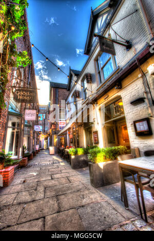 Stadt Chester, England. Künstlerische Ansicht von Restaurants, Cafés und Geschäfte in der Chester der mittelalterlichen Godstall Lane. Stockfoto