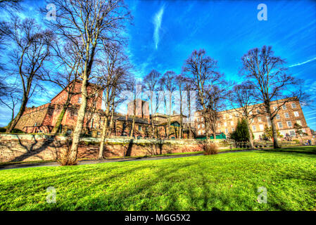 Stadt Chester, England. Künstlerische Ansicht von Chester Chester Castle Wände mit Schloss im Hintergrund oben. Stockfoto