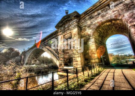 Stadt Chester, England. Künstlerische Ansicht der Grosvenor Bridge über den Fluss Dee. Stockfoto