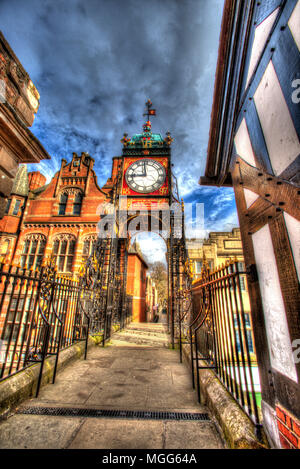 Stadt Chester, England. Künstlerische Ansicht des John Douglas konzipiert Eastgate Clock, der sich an der Oberseite des Eastgate Abschnitt der Stadtmauer. Stockfoto