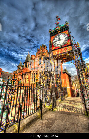 Stadt Chester, England. Künstlerische Ansicht des John Douglas konzipiert Eastgate Clock, der sich an der Oberseite des Eastgate Abschnitt der Stadtmauer. Stockfoto