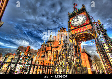 Stadt Chester, England. Künstlerische Ansicht des John Douglas konzipiert Eastgate Clock, der sich an der Oberseite des Eastgate Abschnitt der Stadtmauer. Stockfoto