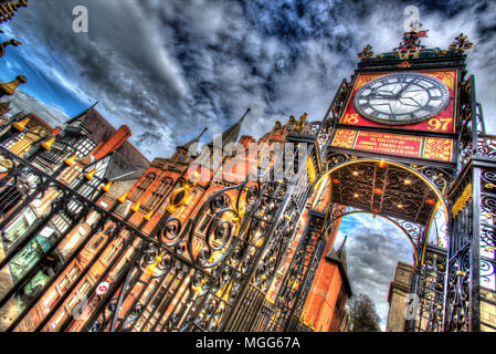 Stadt Chester, England. Künstlerische Ansicht des John Douglas konzipiert Eastgate Clock, der sich an der Oberseite des Eastgate Abschnitt der Stadtmauer. Stockfoto