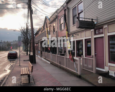 Camillus, New York, USA. April 28, 2018. Kleine Stadt von Camillus, NY, in New York, am frühen Morgen nach einem Regenschauer Stockfoto